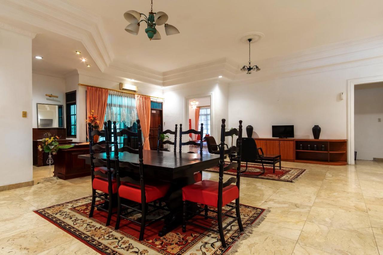 Oyo Living 2843 Raz House Syariah Hotell Medan Exteriör bild