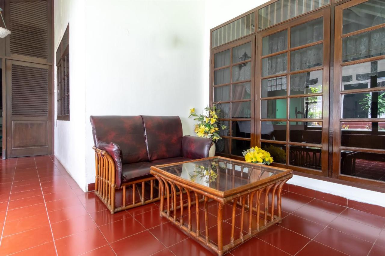 Oyo Living 2843 Raz House Syariah Hotell Medan Exteriör bild