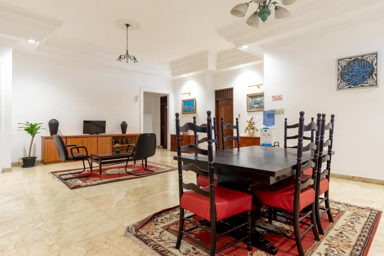 Oyo Living 2843 Raz House Syariah Hotell Medan Exteriör bild