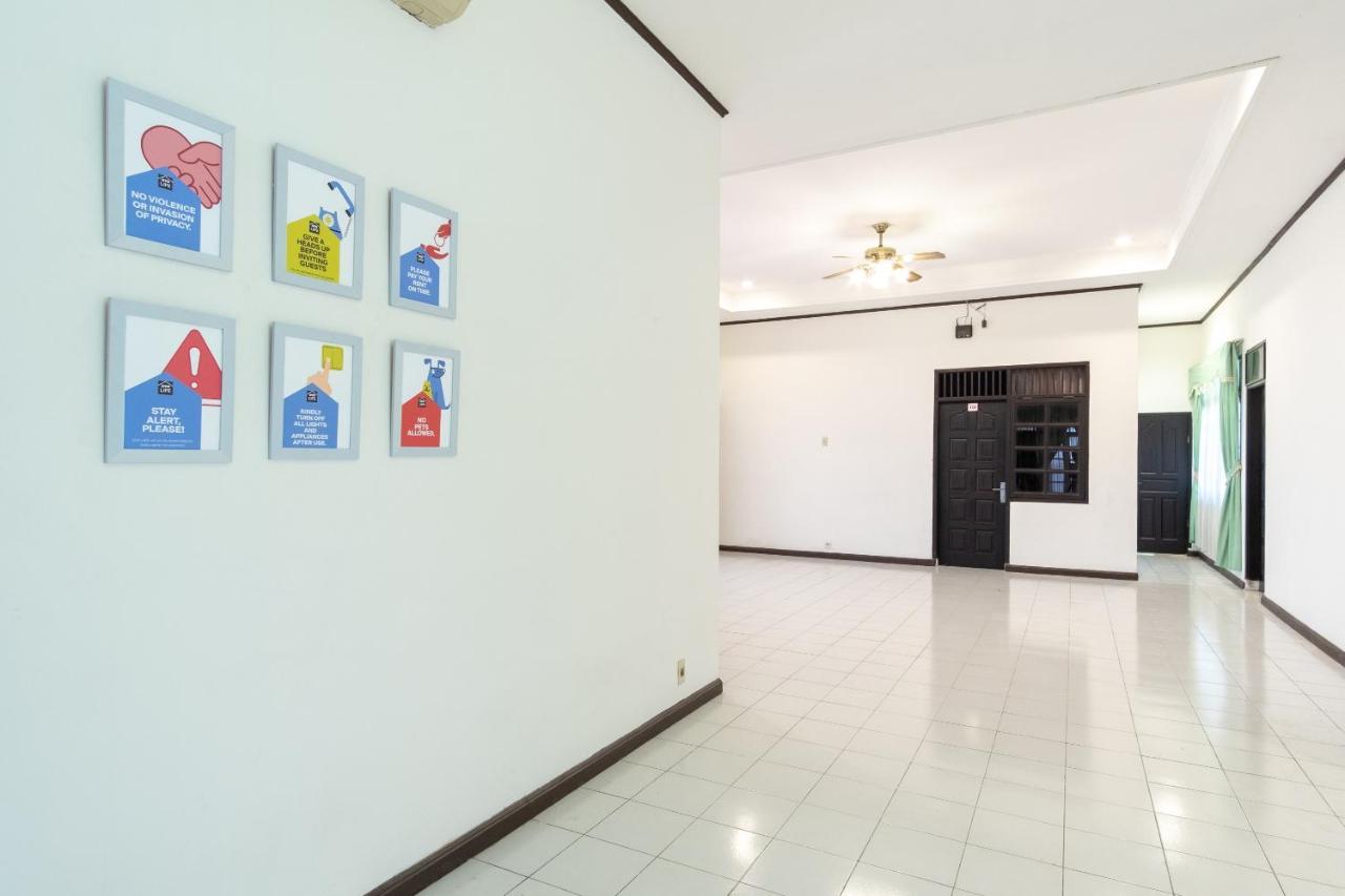 Oyo Living 2843 Raz House Syariah Hotell Medan Exteriör bild