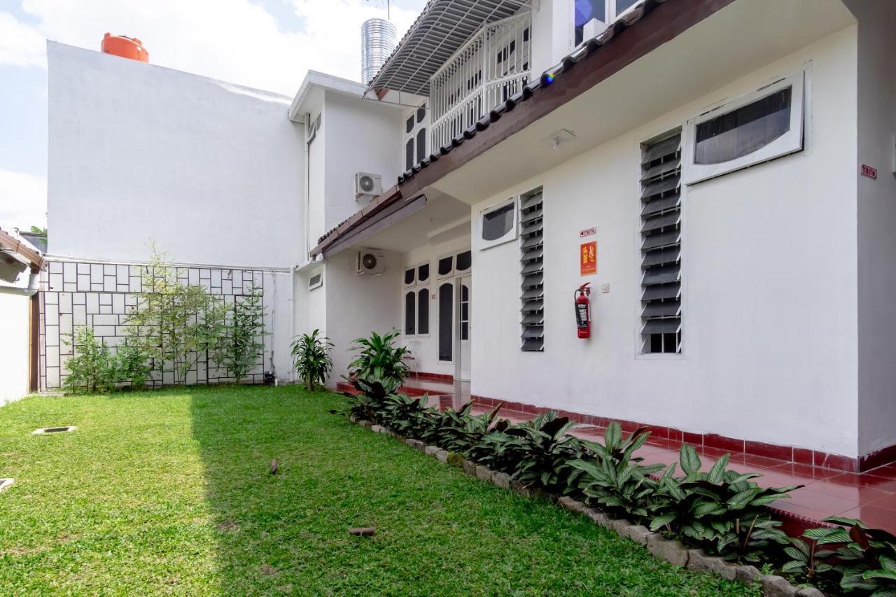 Oyo Living 2843 Raz House Syariah Hotell Medan Exteriör bild