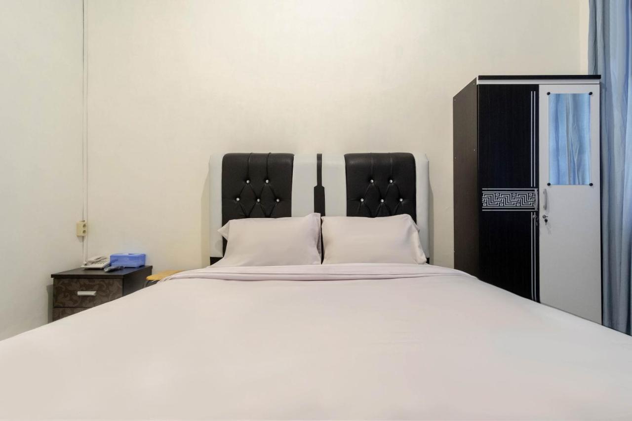 Oyo Living 2843 Raz House Syariah Hotell Medan Exteriör bild