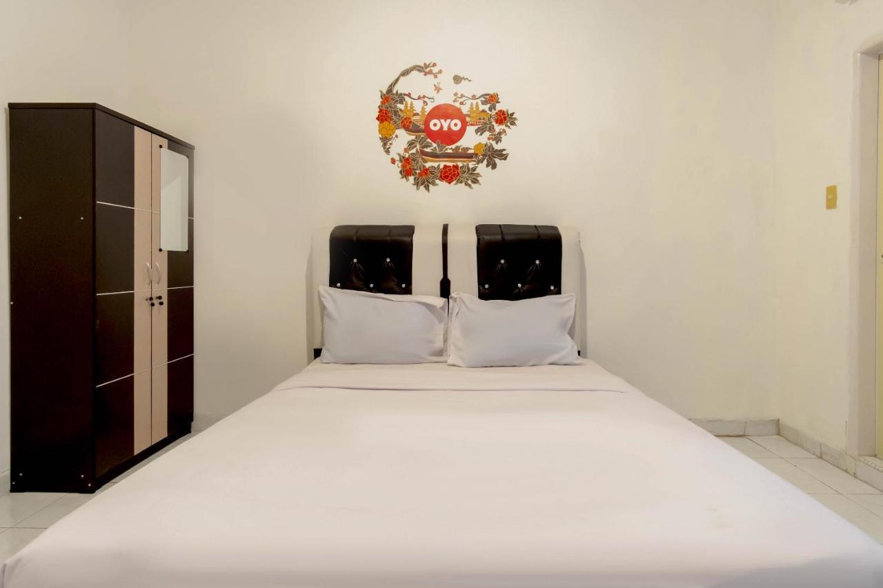 Oyo Living 2843 Raz House Syariah Hotell Medan Exteriör bild
