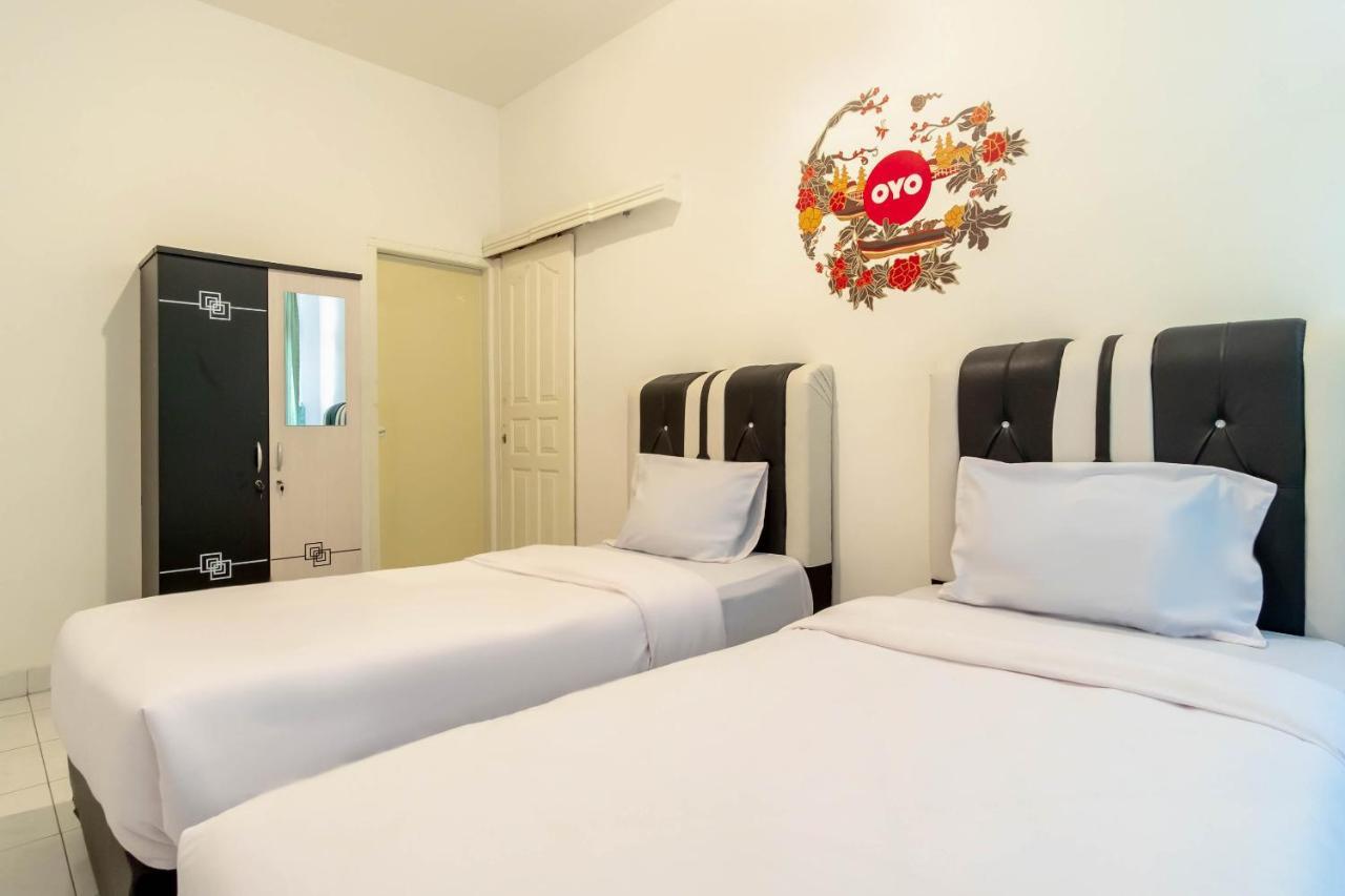 Oyo Living 2843 Raz House Syariah Hotell Medan Exteriör bild