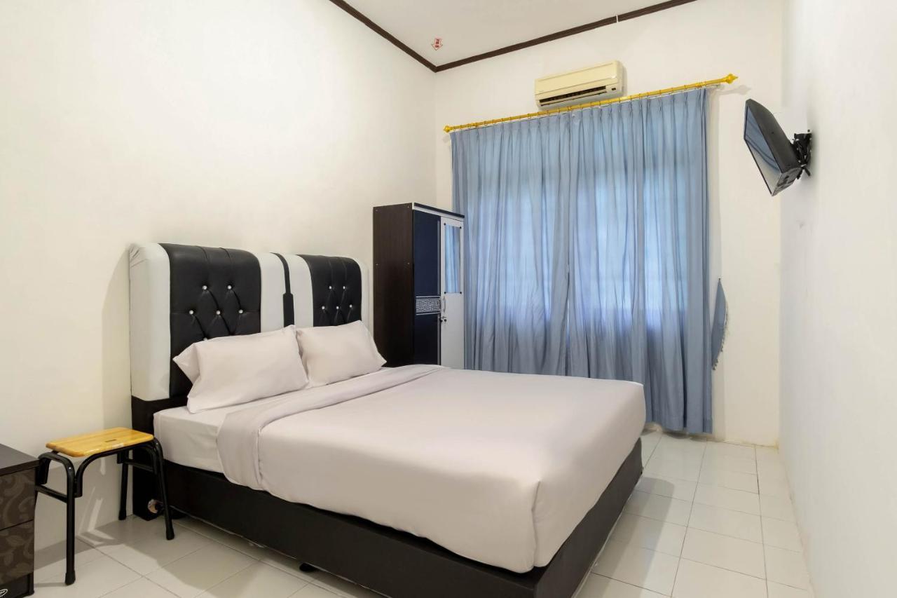 Oyo Living 2843 Raz House Syariah Hotell Medan Exteriör bild