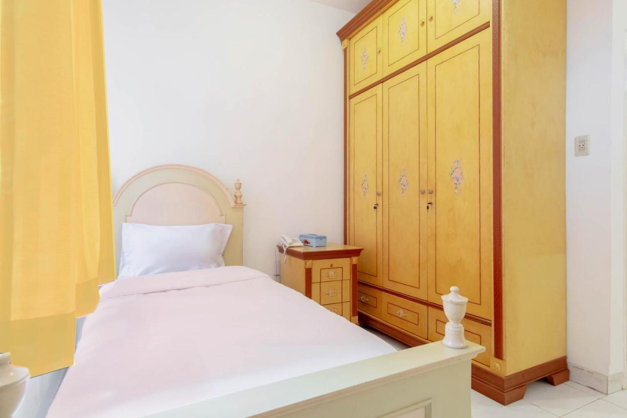 Oyo Living 2843 Raz House Syariah Hotell Medan Exteriör bild