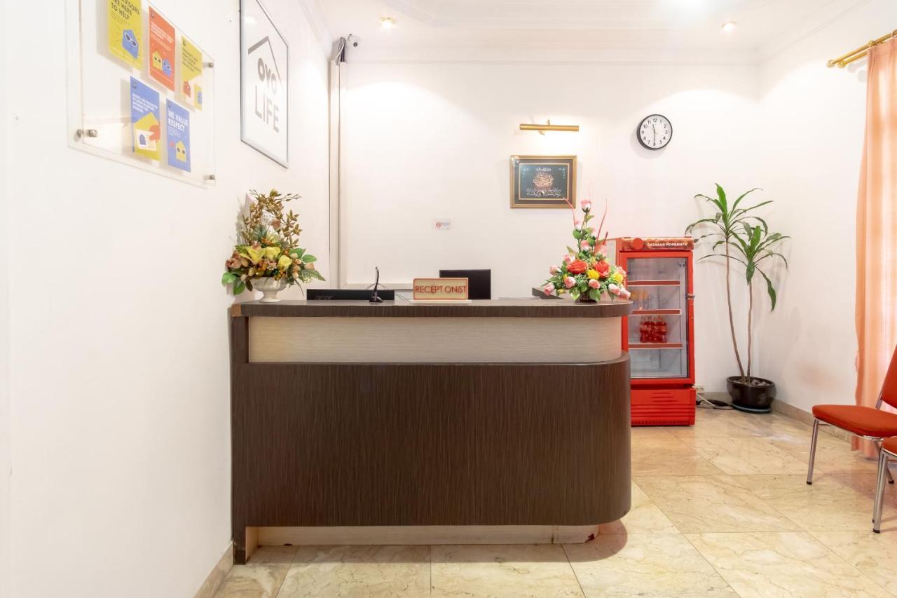 Oyo Living 2843 Raz House Syariah Hotell Medan Exteriör bild
