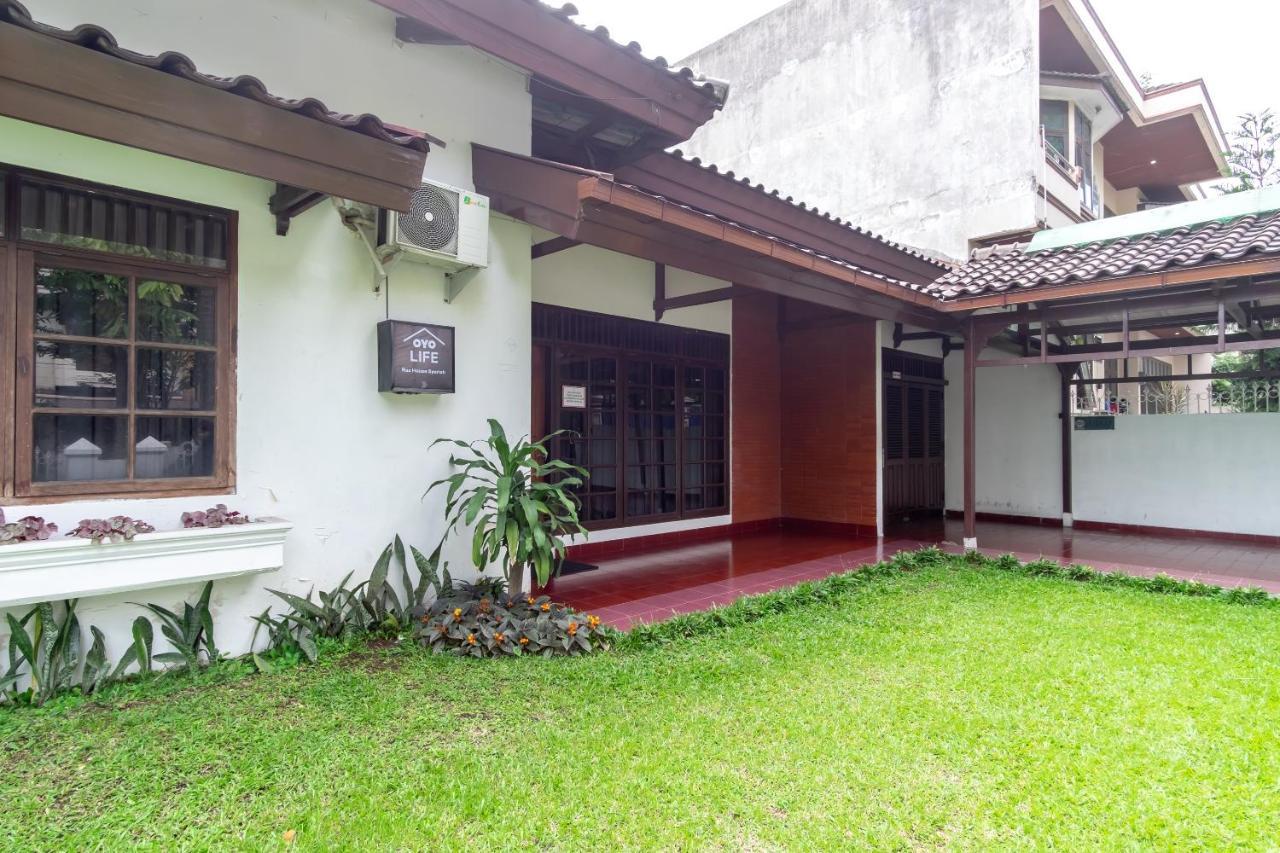 Oyo Living 2843 Raz House Syariah Hotell Medan Exteriör bild